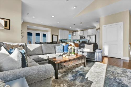 Χώρος καθιστικού στο Ocean Air A by Sea Scape Properties