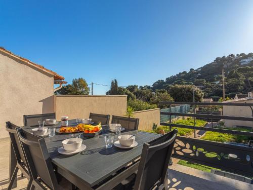 une table avec un bol de fruits sur un balcon dans l'établissement Holiday Home Maison Fabrégas by Interhome, à La Seyne-sur-Mer