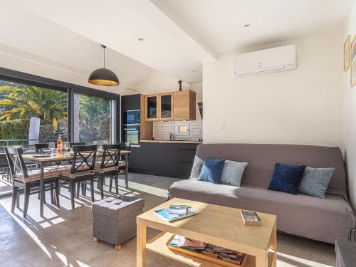 un salon avec un canapé et une table dans l'établissement Holiday Home Maison Fabrégas by Interhome, à La Seyne-sur-Mer