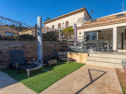 une terrasse avec des chaises et une table dans une maison dans l'établissement Holiday Home Maison Fabrégas by Interhome, à La Seyne-sur-Mer