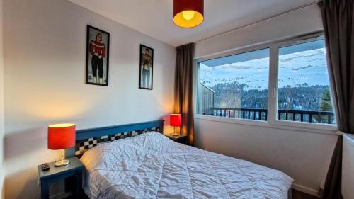 sypialnia z łóżkiem i dużym oknem w obiekcie Résidence Les Pleiades - Appartement rénové · Centre station · Balcon · Parking couvert MAE-8234 w mieście Magland