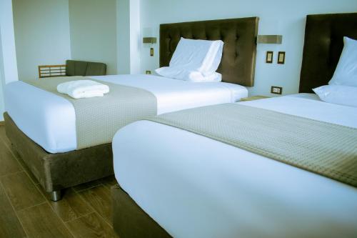 two beds sitting next to each other in a room at Hotel Vista Verde in Campoverde