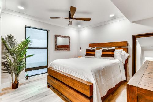 Un dormitorio con una cama y un ventilador de techo. en Luxury Sanibel Condo with Ocean View Steps to Beach, en Sanibel