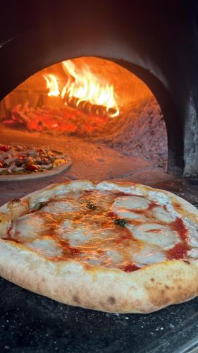 Una pizza está saliendo de un horno en b&b 17, en Maddaloni