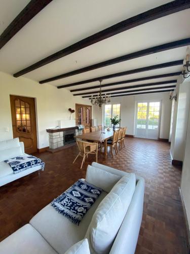 un salon avec un canapé blanc et une table dans l'établissement MaisonPortManech - exquisites Kleinod in der Bretagne, à Névez