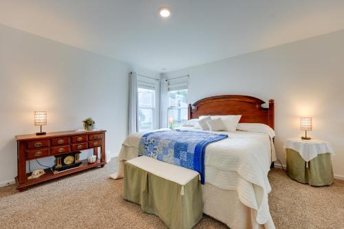 Postel nebo postele na pokoji v ubytování Home Near Flagler Beach, Daytona, Parks and More!