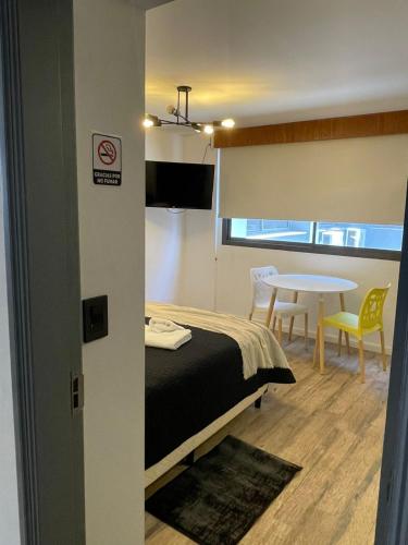 a room with a bed and a table with a dining room at Departamento 503 - Edificio VILAUT by INMOVE Temporarios in Córdoba