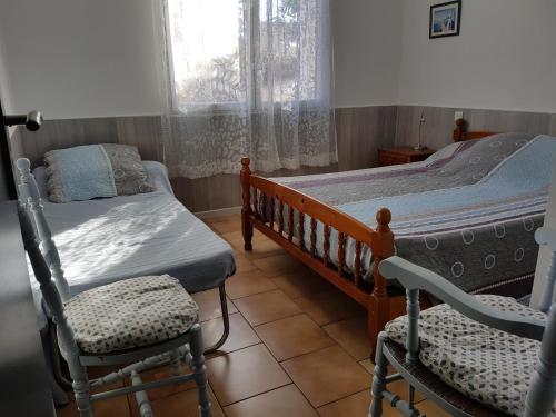 - une chambre avec 2 lits jumeaux et 2 chaises dans l'établissement Narbonne-Plage : Appartement T2 Climatisé, 35m², Pieds dans l'eau, 4 Pers. - FR-1-795-50, à Narbonne