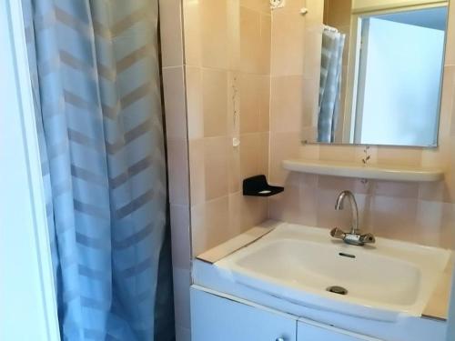 une salle de bain avec un lavabo et un miroir dans l'établissement Maison 2 chambres à 900m de la plage, terrasse & BBQ - FR-1-540-305, à Notre-Dame-de-Monts