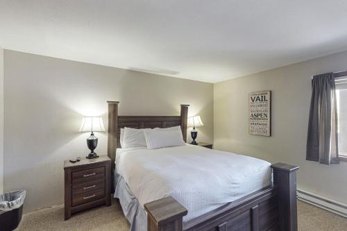 ein Schlafzimmer mit einem großen Bett und zwei Nachttischen in der Unterkunft Lakeview Peaks in Dillon