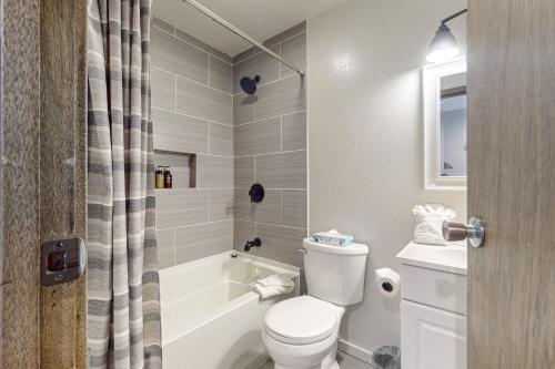 ein Badezimmer mit Toilette, Badewanne und Waschbecken in der Unterkunft Lakeview Peaks in Dillon