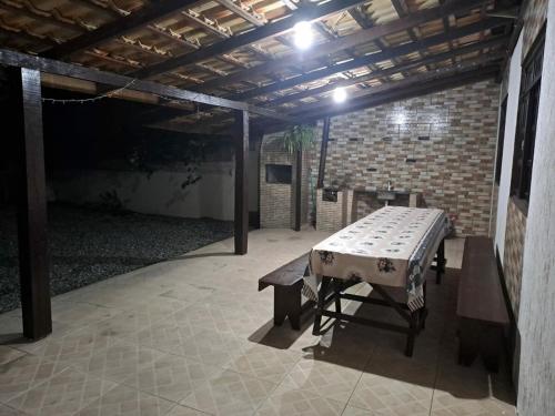 ペーニャにあるCASA 500 mts quilombo beach near Beto Carreroのレンガの壁、パティオ(テーブル、ベンチ付)