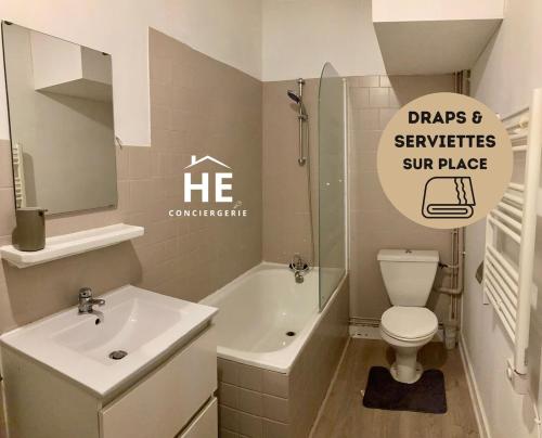 ein Badezimmer mit Waschbecken, Toilette und Badewanne in der Unterkunft Room Phoenix Proche Gare 400m in Montargis