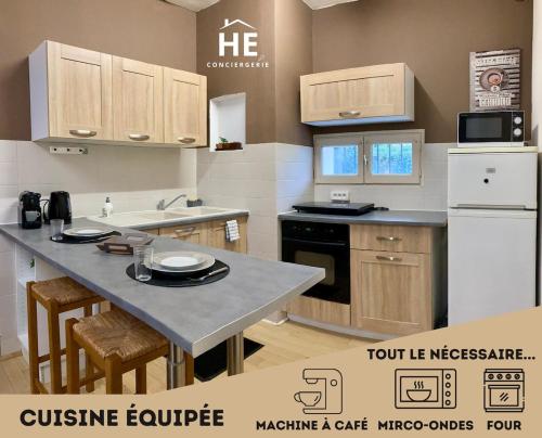 eine Küche mit Tisch und Arbeitsplatte in der Unterkunft Room Phoenix Proche Gare 400m in Montargis