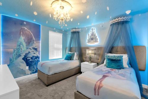 Postel nebo postele na pokoji v ubytování Upstay 9BR Villa w Pool & Cinema - Epic Universe