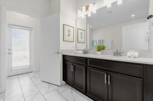 Upstay 9BR Villa w Pool & Cinema - Epic Universe photo 33