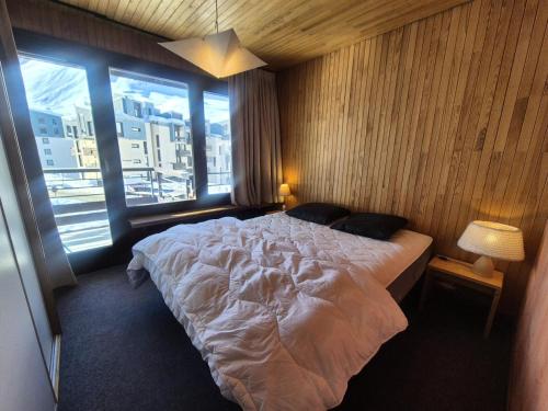 une chambre avec un grand lit et une fenêtre dans l'établissement Résidence Tufs - Appartement 2 pièces·Pieds des pistes MAE-0741, à Tignes