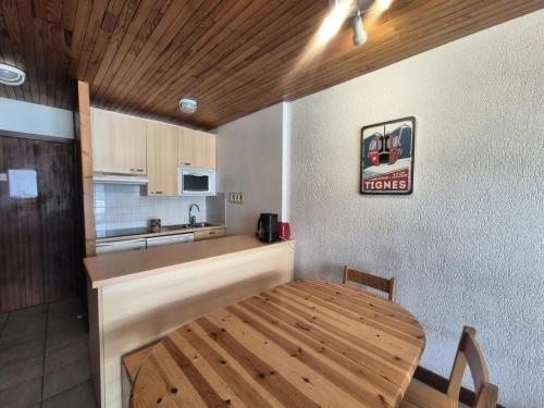 - une cuisine avec une table en bois dans une chambre dans l'établissement Résidence Tufs - Appartement 2 pièces·Pieds des pistes MAE-0741, à Tignes