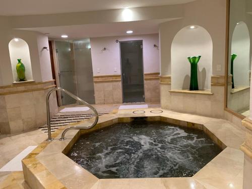 un ampio bagno con vasca idromassaggio in una camera di Medano Beach front resort Cabo Villa 2Queen beds 2805-B a Cabo San Lucas