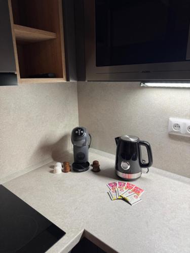 Tetera y cafetera en Pearl Bee Deluxe Suites