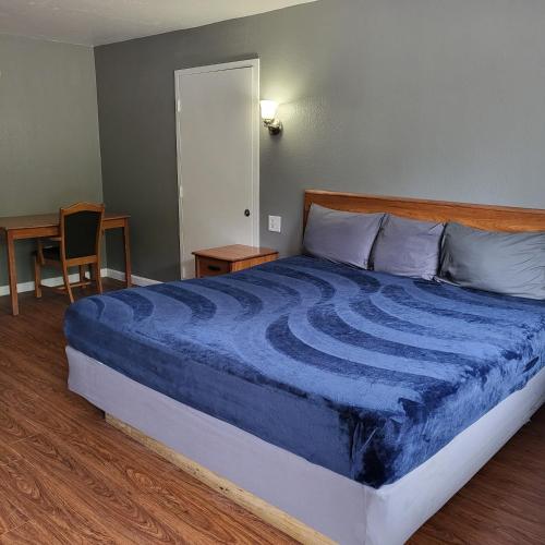 Postel nebo postele na pokoji v ubytování Hotel King Beds Studio 122 Hot Tub