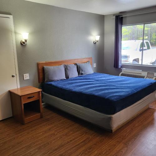 Postel nebo postele na pokoji v ubytování Hotel King Beds Studio 122 Hot Tub