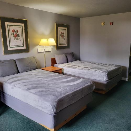 Postel nebo postele na pokoji v ubytování Hotel King Beds Studio 122 Hot Tub