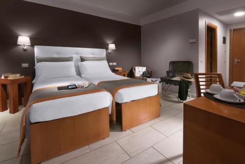 a bedroom with a large bed in a room at Hotel Il Viandante in Terranuova Bracciolini