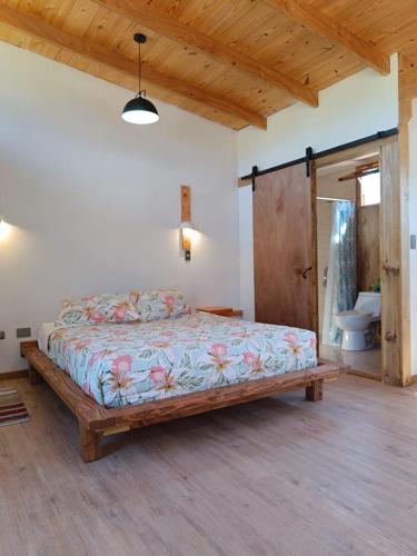 Postel nebo postele na pokoji v ubytování Cabañas Los Troncos, Las Salinas-Papudo