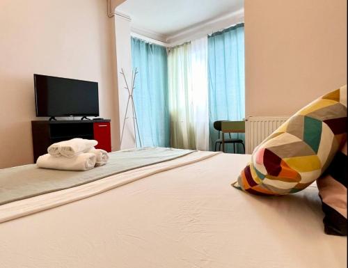 TV a/nebo společenská místnost v ubytování Downtown Unirii Square Private Economy Rooms with shared amenities