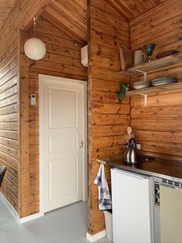 Una cocina o cocineta en Fjand Badeby - Guesthouse, Cottages and Colony