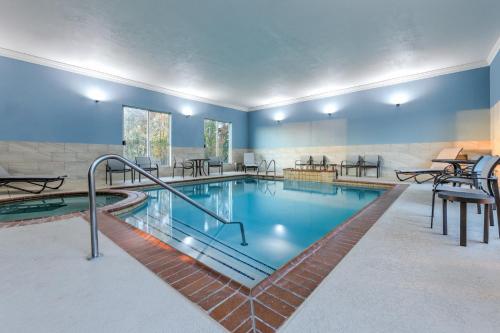 a large swimming pool in a hotel room at Holiday Inn Express Hotel and Suites Athens by IHG in Athens