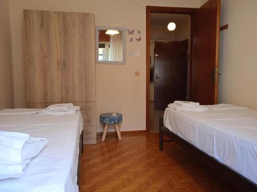 Ένα ή περισσότερα κρεβάτια σε δωμάτιο στο COZY CENTRAL HOME Kavala