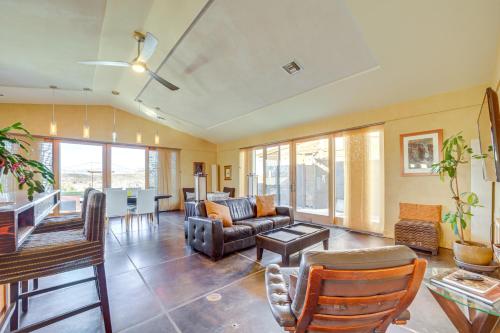 Ruang duduk di Mtn-View Home with Fenced Backyard in Rimrock!
