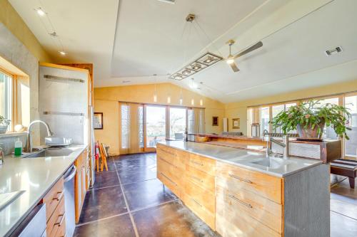 Dapur atau dapur kecil di Mtn-View Home with Fenced Backyard in Rimrock!