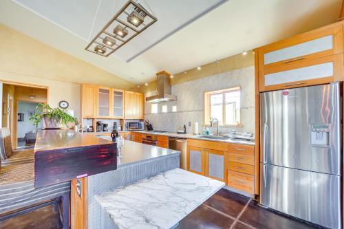 Dapur atau dapur kecil di Mtn-View Home with Fenced Backyard in Rimrock!