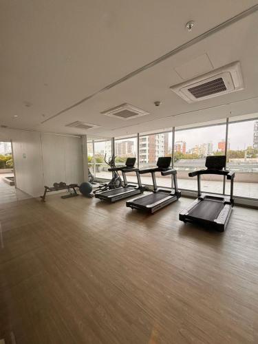 una palestra con diversi tapis roulant e cyclette di District Aptosuite 404 a Barranquilla