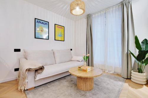 un salon avec un canapé et une table dans l'établissement Appartement de luxe à Boulogne, à Boulogne-Billancourt