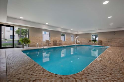 una grande piscina in una stanza d'albergo di Hampton Inn & Suites Dayton-Vandalia a Murlin Heights