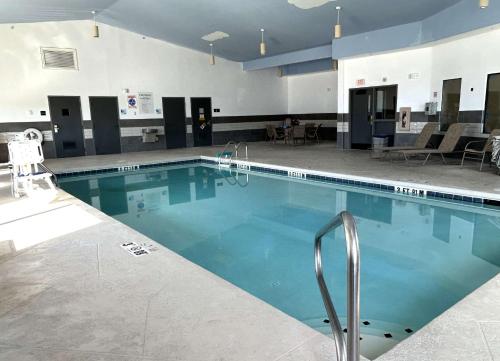 a large swimming pool with blue water in a building at Best Western Plus Pocomoke City in Pocomoke City