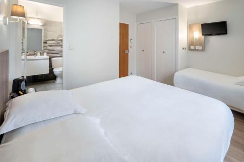 Ένα ή περισσότερα κρεβάτια σε δωμάτιο στο Sure Hotel by Best Western Saintes