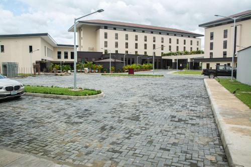 un estacionamiento frente a un edificio en Best Western Plus at the Oxbow Lake, en Yenagoa