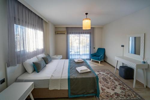 En eller flere senge i et værelse på Merkezde Muhteşem Havuzlu Villa