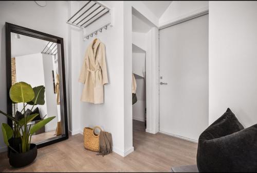 ベルゲンにあるCentral 2 story modern apartmentのリビングルーム(鏡、椅子付)