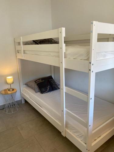 quelques lits superposés dans une chambre dans l'établissement Résidence Les Cyclistes, appartement La Musette, à Malaucène