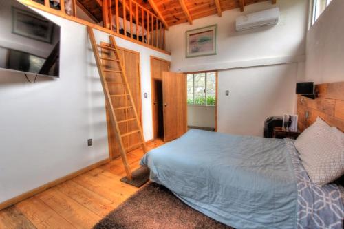 a bedroom with a bed and a ladder in it at Hotel Boutique Frutos del bosque by Rotamundos in Jicolapa