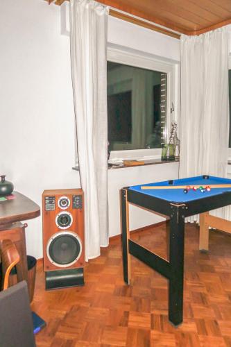 a room with a pool table in the middle of a room at Homestay - Panoramablick über Büdingen in Büdingen