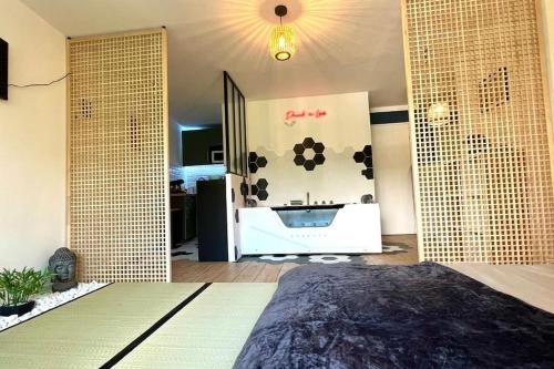 - une chambre avec une salle de bains pourvue d'une baignoire et d'un lavabo dans l'établissement Ryokan Experience, à Saint-Raphaël