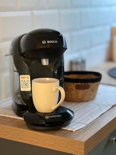 - une cafetière et une tasse de café sur un comptoir dans l'établissement Ryokan Experience, à Saint-Raphaël