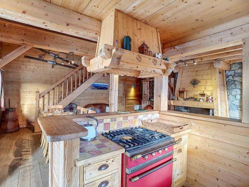 une cuisine avec un four à plaques de cuisson dans une cabine dans l'établissement Chalet cosy 4 ch ***, 8 pers, cheminée, parking, La Clusaz - FR-1-818-10, à La Clusaz